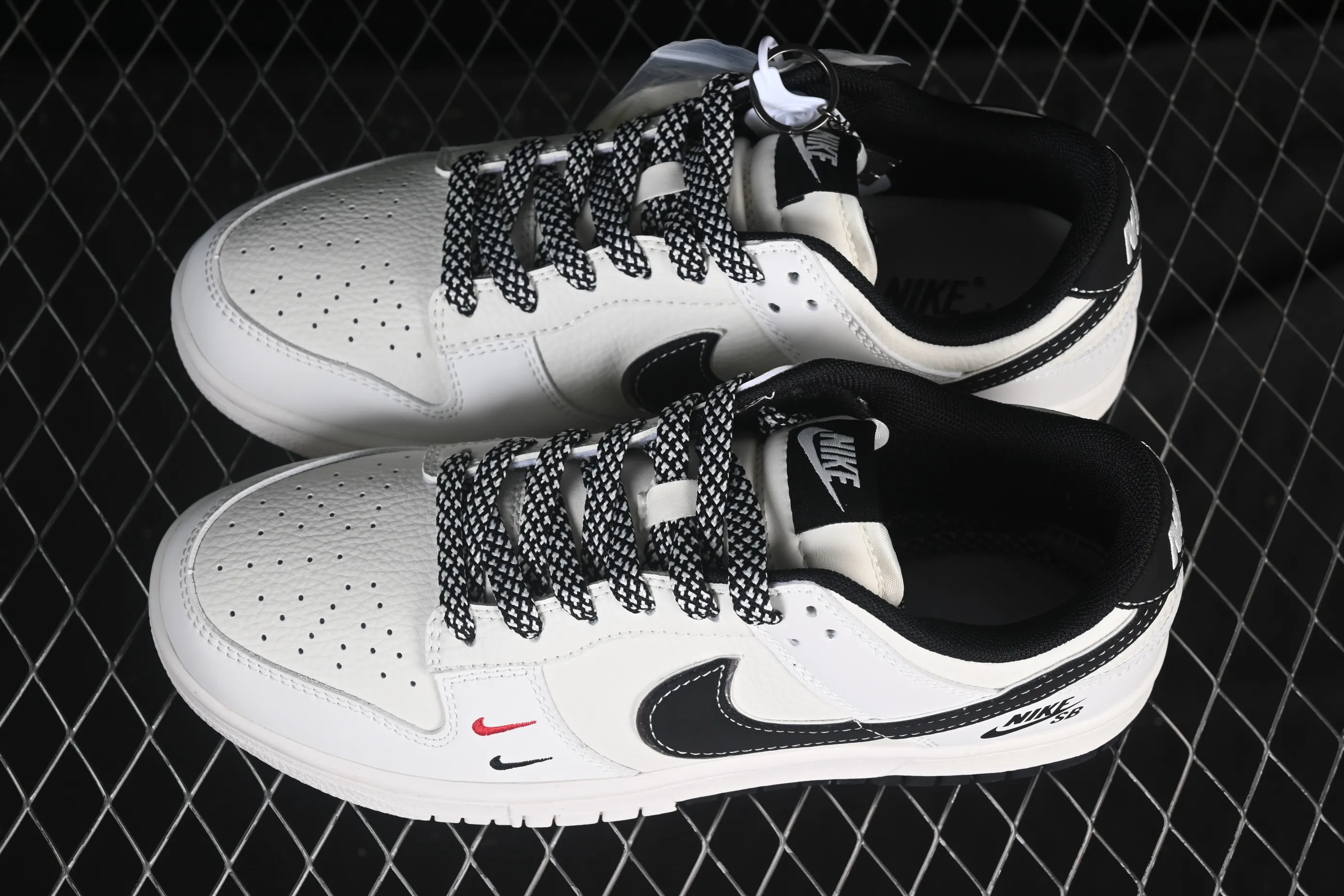 All categories Nk SB Dunk Series Nk SB Dunk Low High-end customized low-top sneakers Nike SB Dunk Low Two-color small hook Anniversary high-end customized low-top casual sneakers CS1688-132